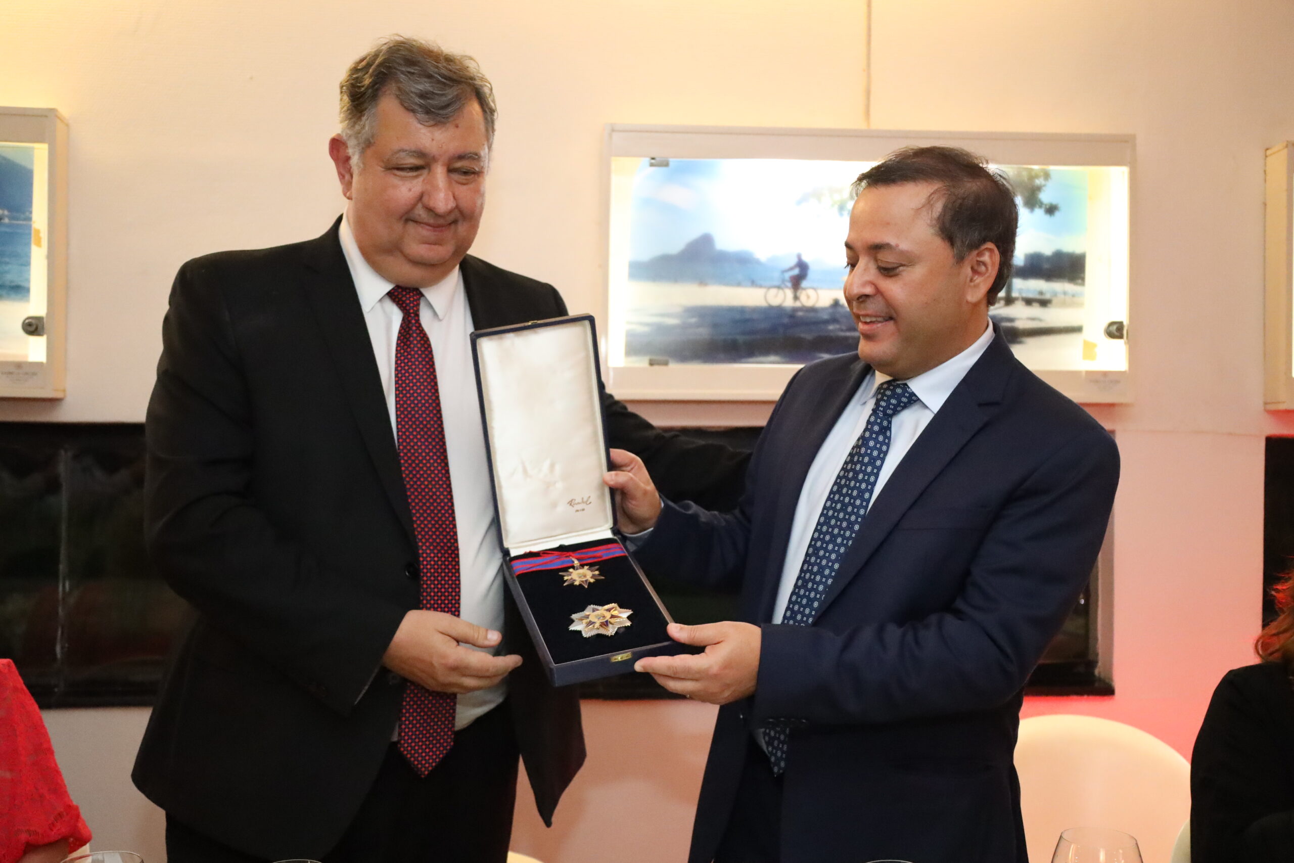 Prefeito Rodrigo Neves entrega Comenda da Ordem do Mérito de Niterói ao desembargador Cláudio Brandão