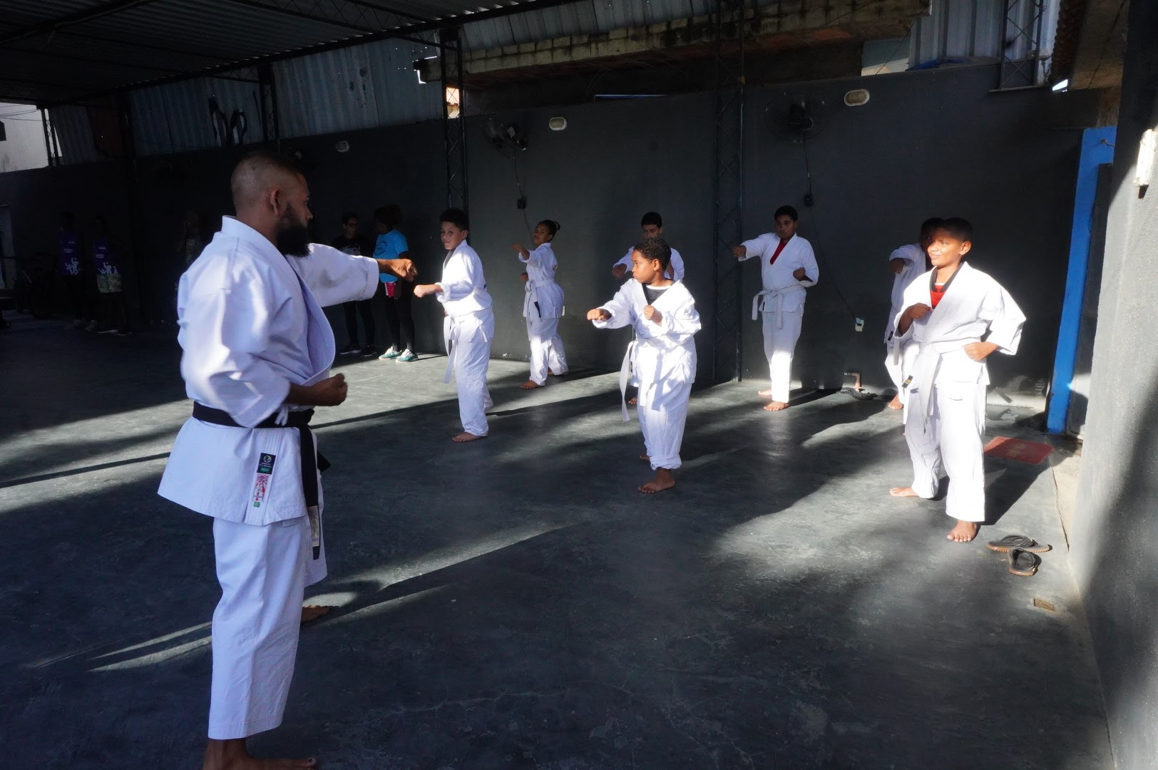 São Gonçalo promove aulas gratuitas de karatê no Sacramento