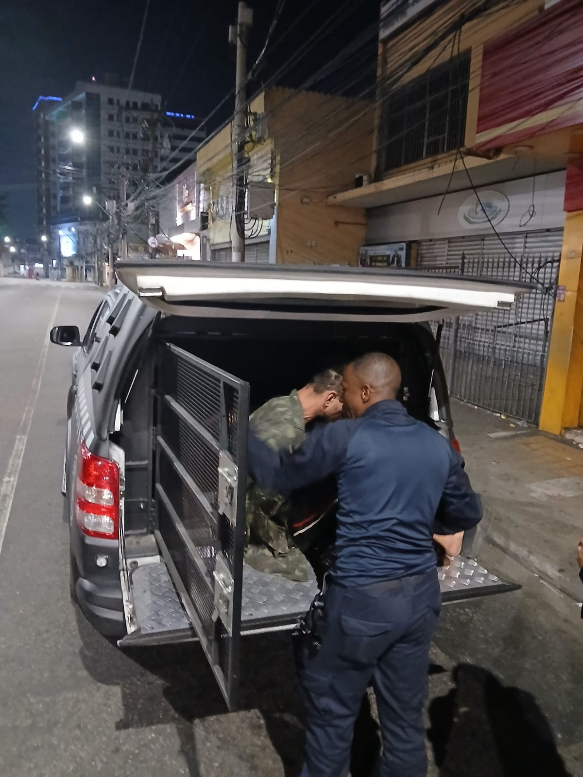Guarda Municipal prende homem que tentava arrombar estabelecimento comercial no Centro