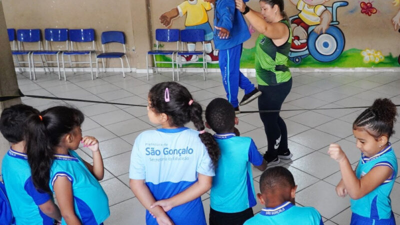 Alunos de escola em São Gonçalo fazem aula de slackline