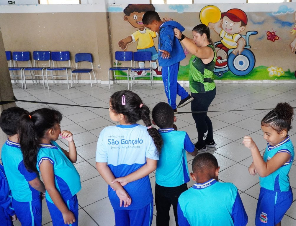 Alunos de escola em São Gonçalo fazem aula de slackline