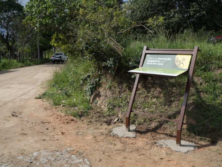 Prefeitura de São Gonçalo instala placas de sinalização no Alto do Gaia