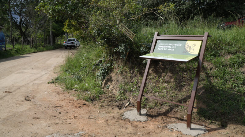 Prefeitura de São Gonçalo instala placas de sinalização no Alto do Gaia
