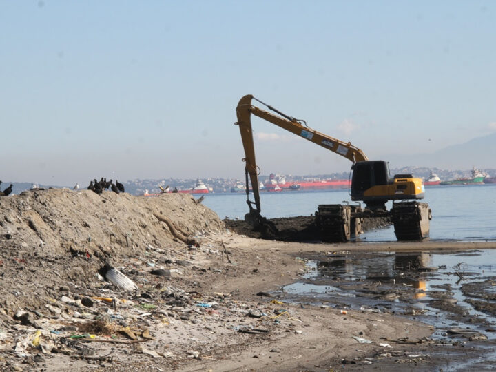 Limpa Rio realiza trabalho essencial em rios de São Gonçalo que deságuam na Baía de Guanabara 