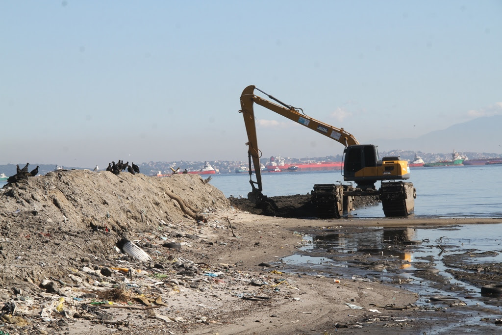 Limpa Rio realiza trabalho essencial em rios de São Gonçalo que deságuam na Baía de Guanabara