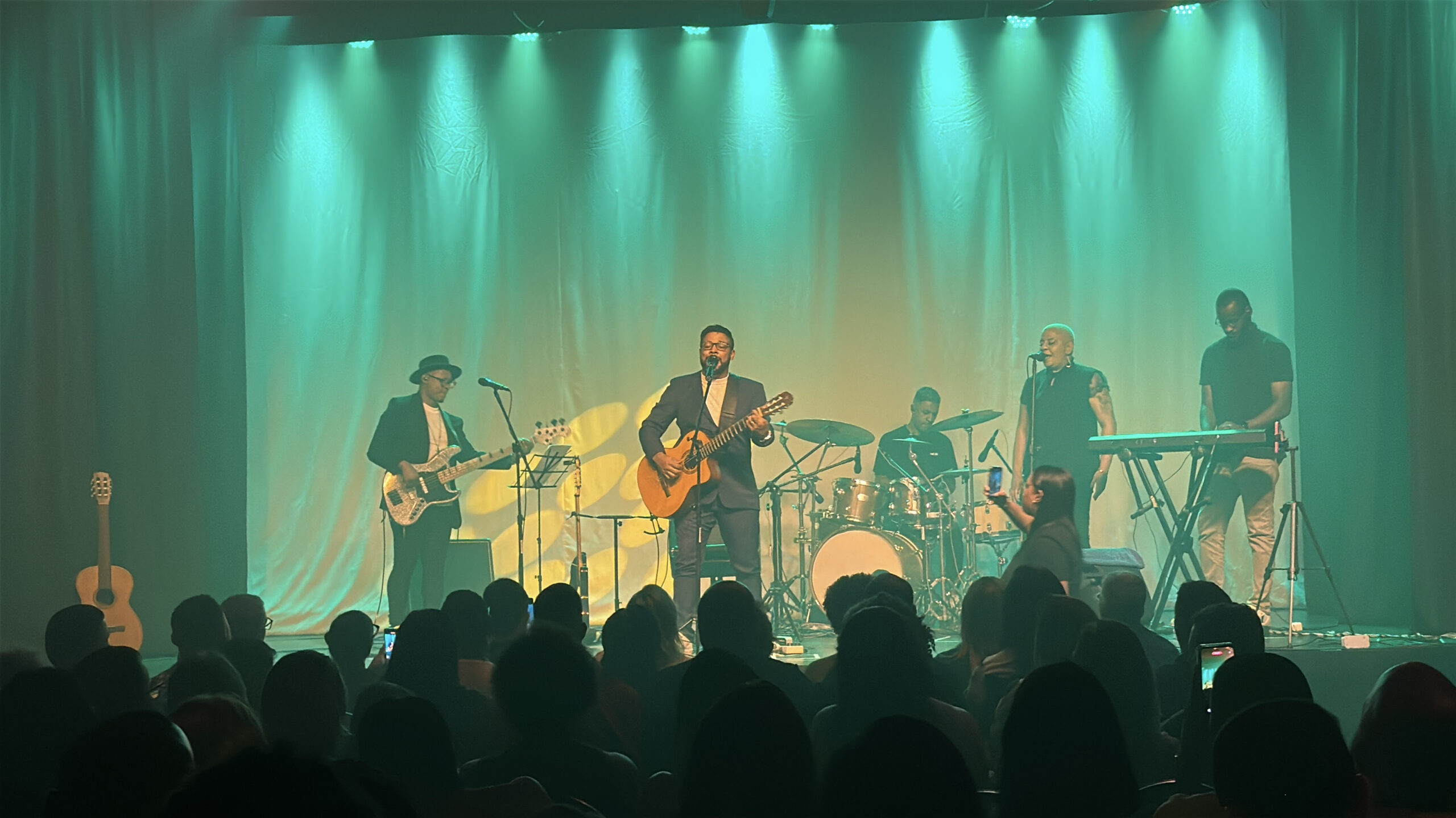 Teatro Municipal de São Gonçalo tem final de semana com comédia e tributo a Djavan