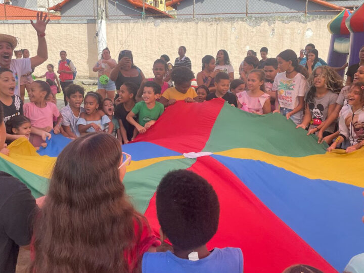 Caravana de Arte e Lazer leva diversão e cidadania para crianças na Praça Adélia Martins