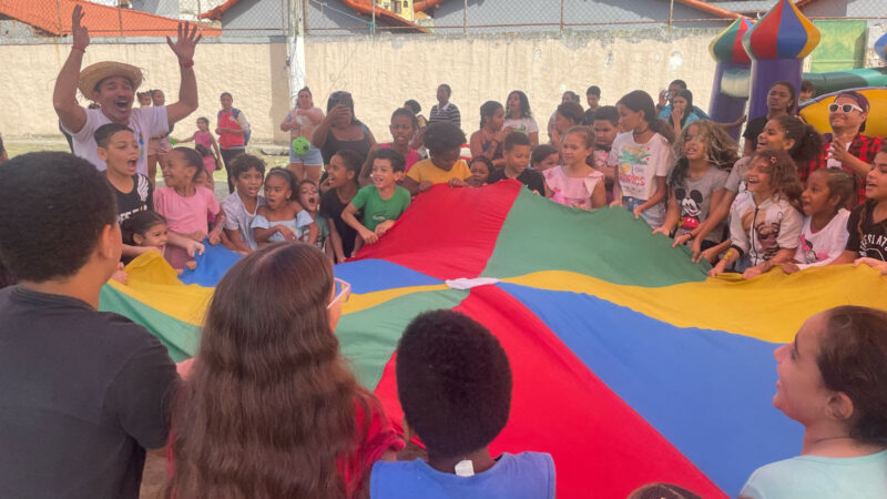 Caravana de Arte e Lazer leva diversão e cidadania para crianças na Praça Adélia Martins