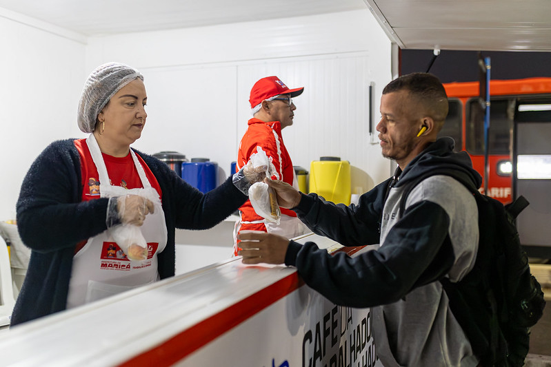 Café da Trabalhadora e do Trabalhador de Maricá completa um mês reforçando segurança alimentar no município
