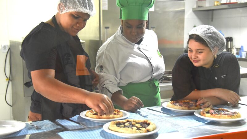 Adolescentes do CRPI colocam ‘mão na massa’ em curso de pizzaiolo no Restaurante Escola