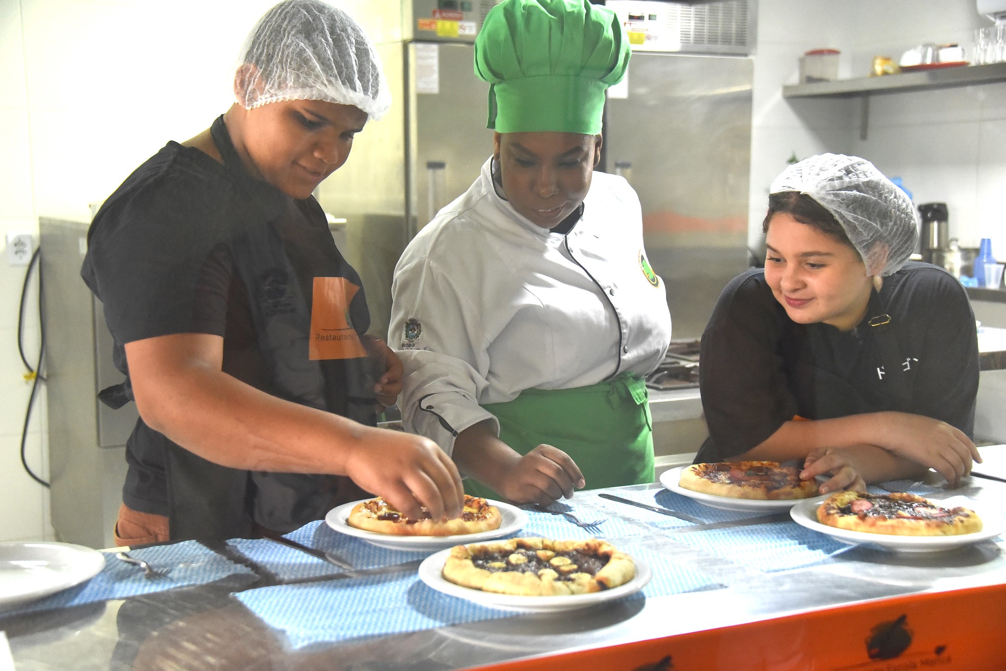Adolescentes do CRPI colocam ‘mão na massa’ em curso de pizzaiolo no Restaurante Escola
