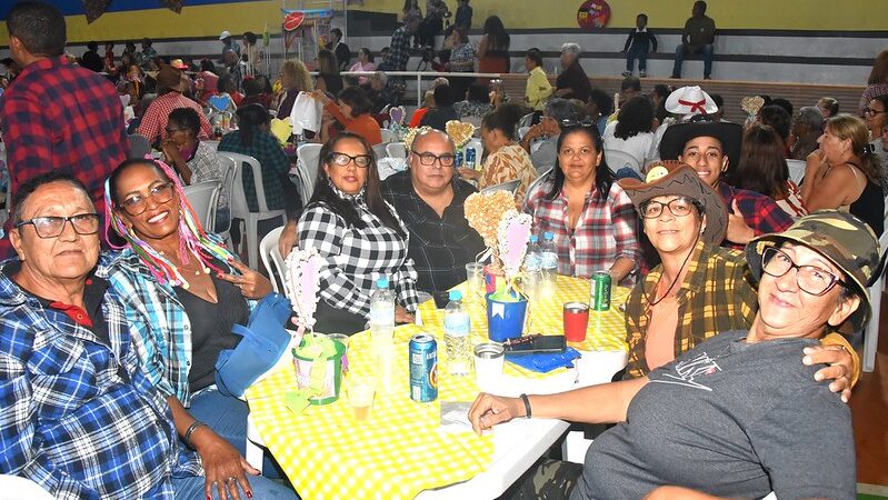 “Arraiá da Mió Idade” é festejado por centenas de pessoas no Campus de Educação Transformadora (CEPT) Zilca Lopes da Fontoura, no Centro.