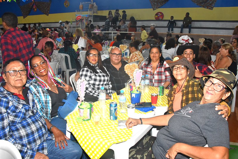 “Arraiá da Mió Idade” é festejado por centenas de pessoas no Campus de Educação Transformadora (CEPT) Zilca Lopes da Fontoura, no Centro.