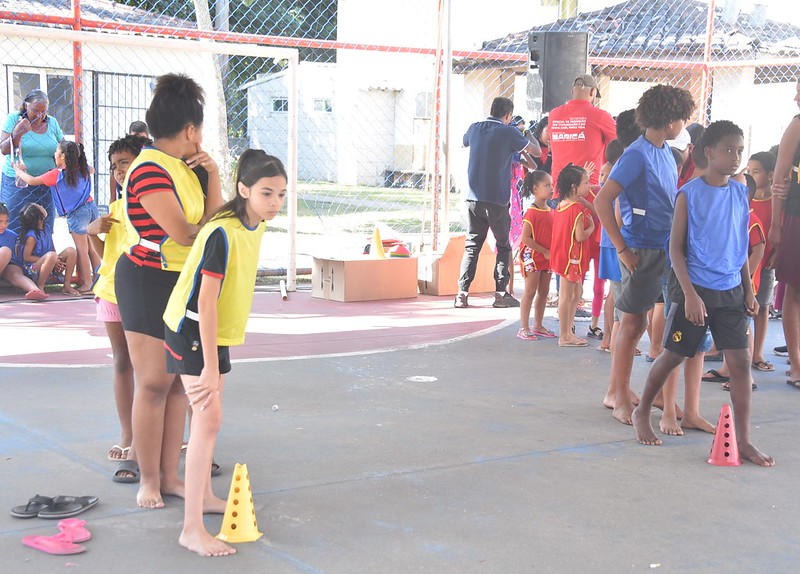 Colônia de férias leva lazer e cidadania para crianças de conjunto habitacional em Itaipuaçu
