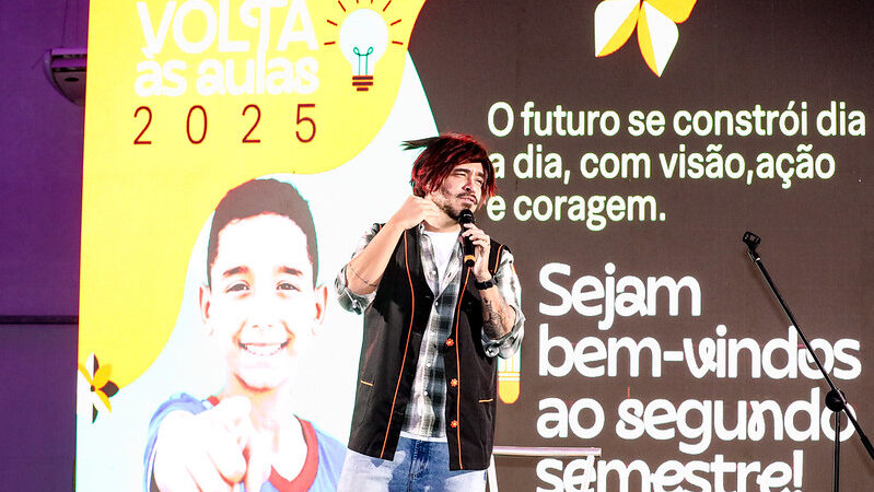 Maricá inicia 2º semestre letivo com palestra de humorista e professor Diogo Almeida