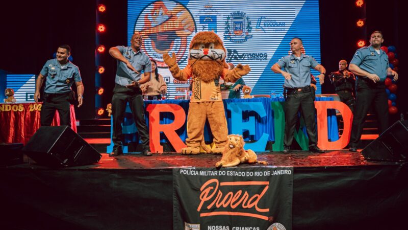 Alunos da rede municipal participam da formatura do Proerd 2025 com mensagens de conscientização