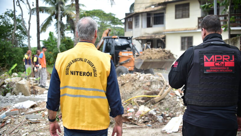 Prefeitura de Niterói e Ministério Público realizam demolição em área invadida na beira da Lagoa de Piratininga  