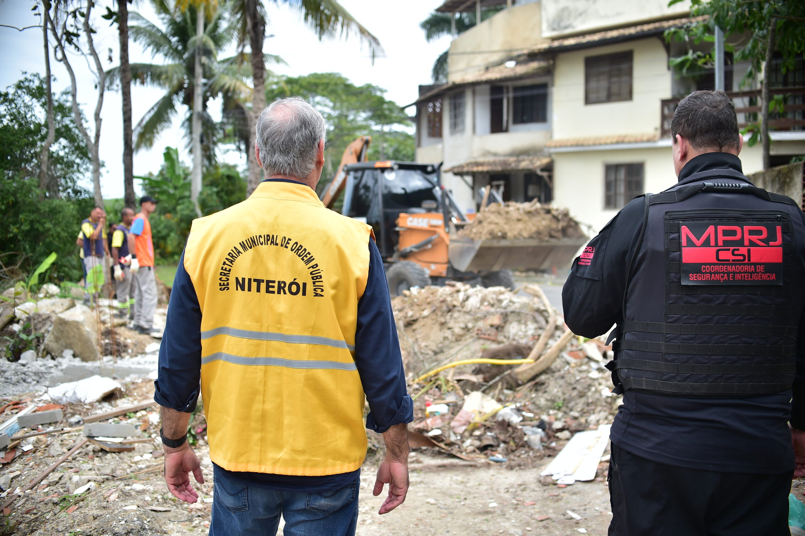Prefeitura de Niterói e Ministério Público realizam demolição em área invadida na beira da Lagoa de Piratininga  