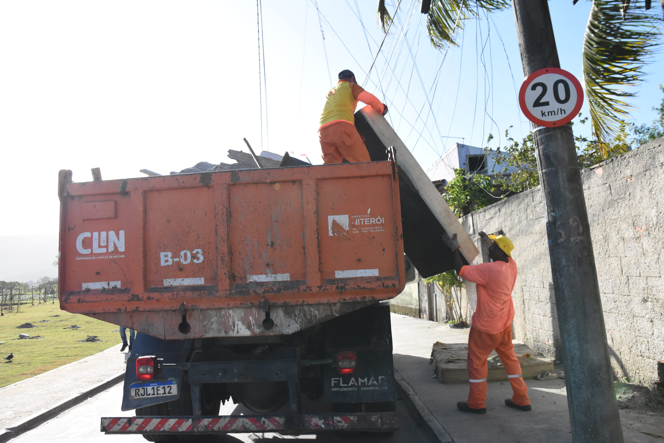 Prefeitura de Niterói realiza projeto “Bota Fora” nas comunidades da Ciclovia e do Jacaré