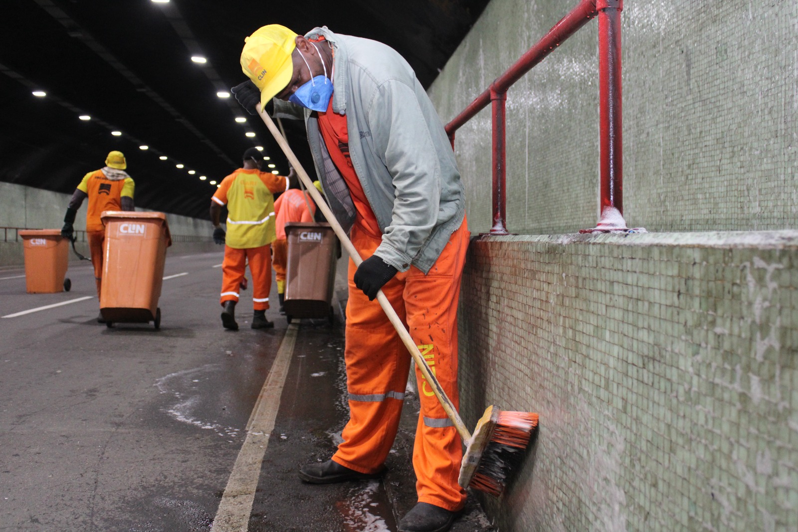 Companhia de Limpeza de Niterói realiza lavagem do Túnel Icaraí–São Francisco
