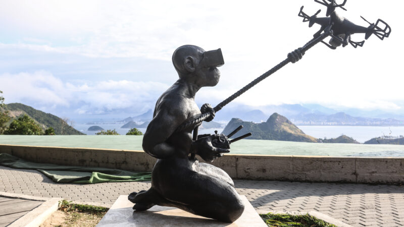 Orla de Niterói recebe esculturas de “Primórdios Digitais”, expo de Beto Gatti