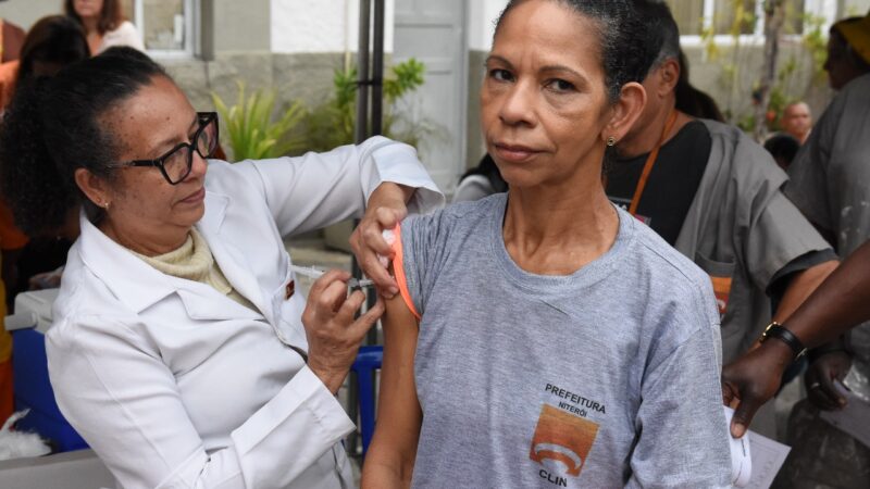 Companhia de Limpeza de Niterói promove vacinação para colaboradores