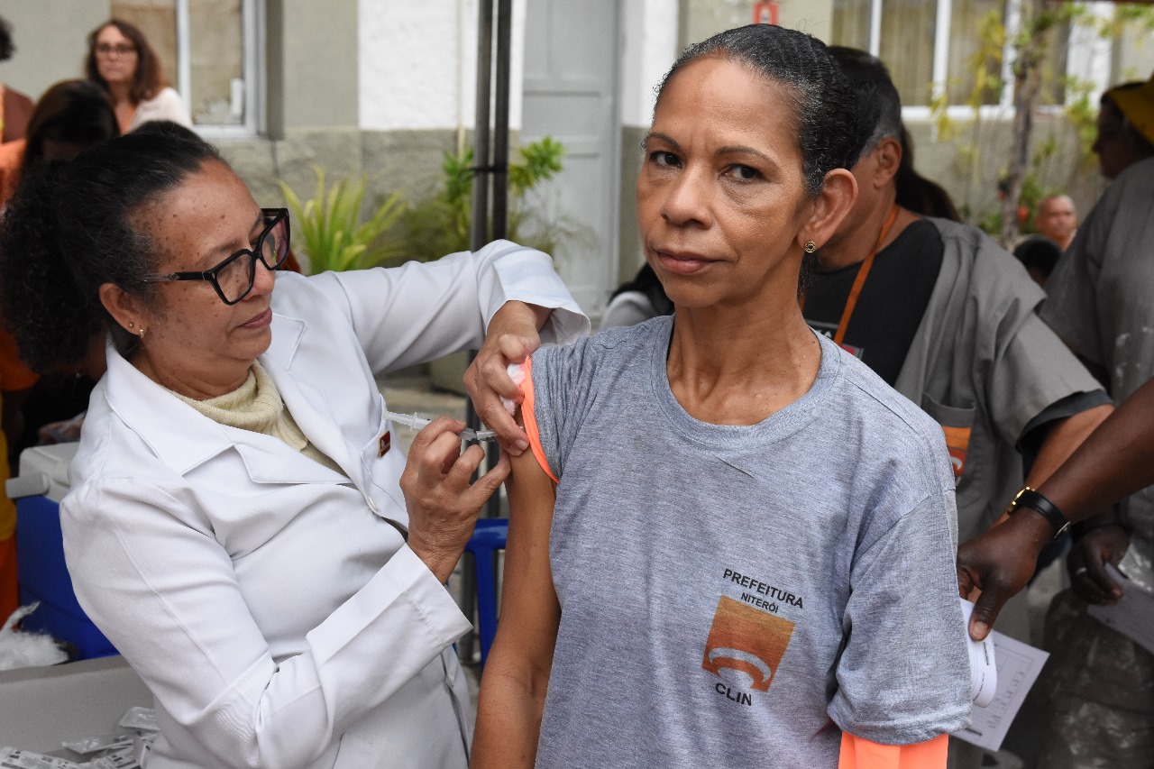 Companhia de Limpeza de Niterói promove vacinação para colaboradores