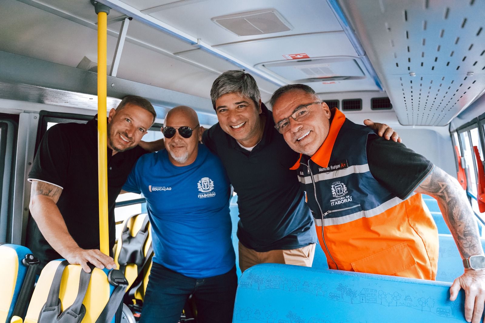 Dois novos ônibus escolares são entregues para reforçar a frota municipal em Itaboraí