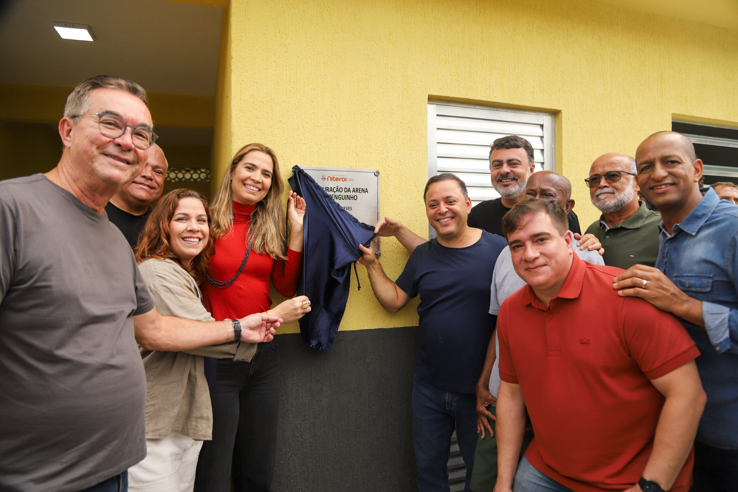 Prefeito de Niterói entrega obras do Campo do Salinas, em Jurujuba