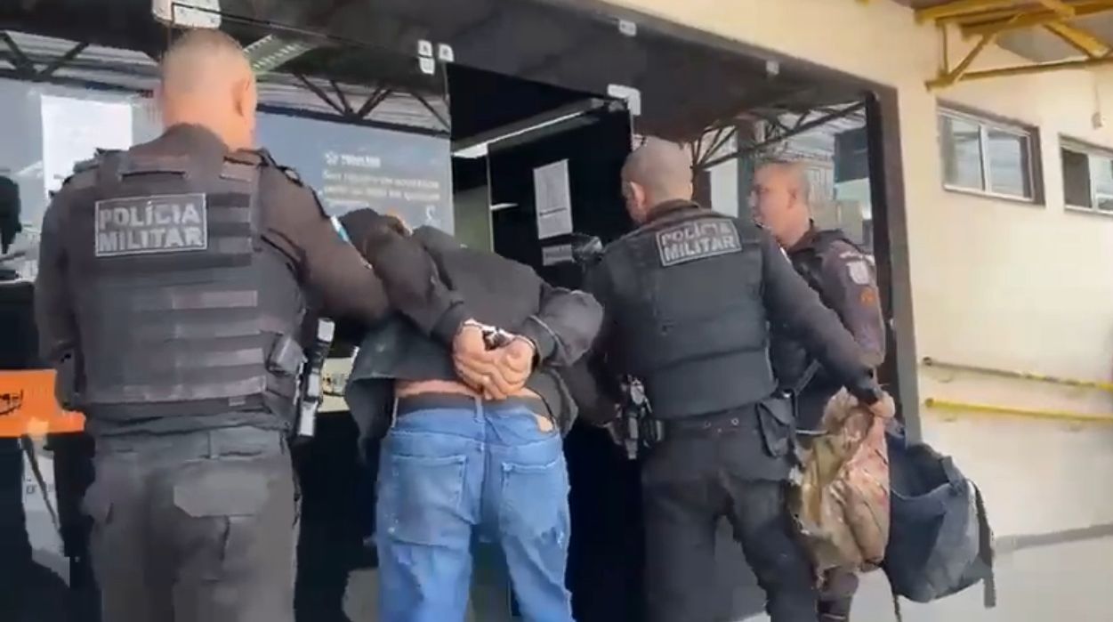 Suspeito é preso com drogas, rádios transmissores e réplicas de pistola no Saco da Lama, Maricá