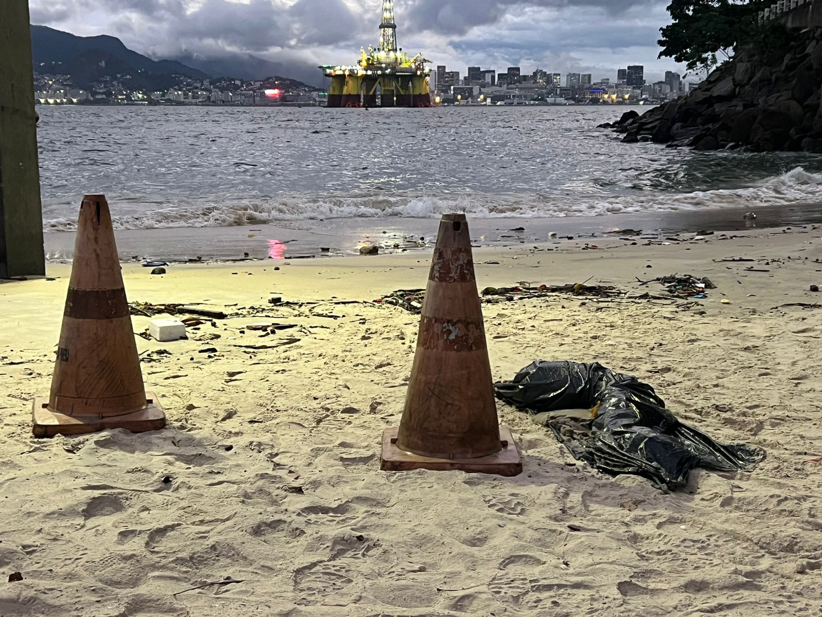 Macabro em Niterói: perna humana é encontrada boiando na Praia de Boa Viagem