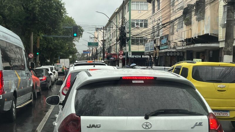 Trânsito trava vias de Niterói nesta quinta-feira e escancara falência do transporte público