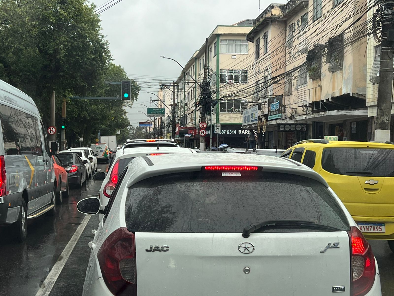 Trânsito trava vias de Niterói nesta quinta-feira e escancara falência do transporte público