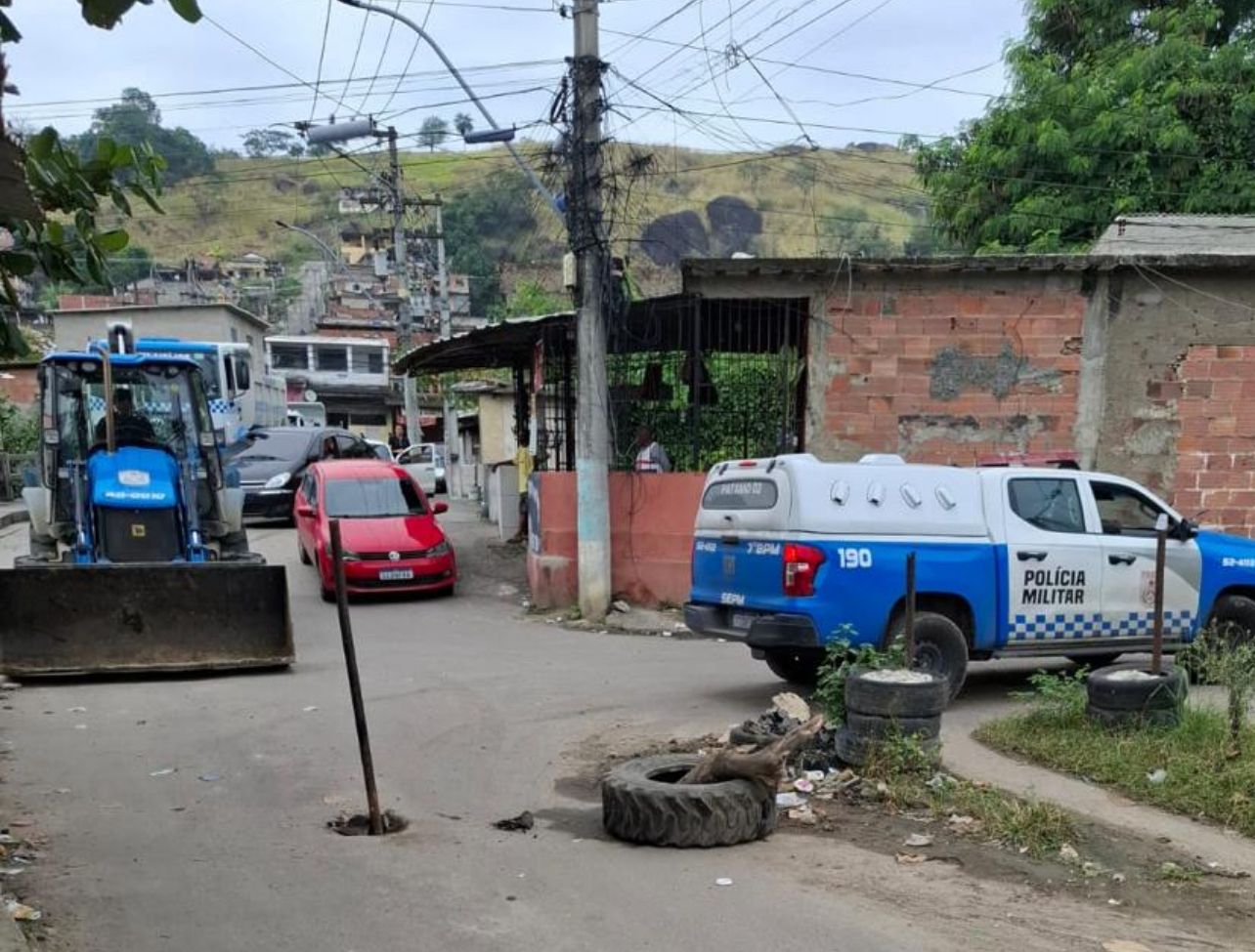 Polícia Militar retira 8 toneladas de barricadas em operação no Mutondo, em São Gonçalo