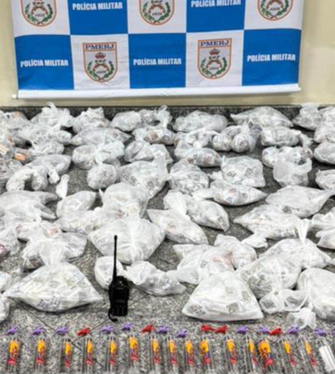 Mega apreensão no Cantagalo: Polícia encontra 6 mil pedras de crack em operação do 12º BPM em Niterói