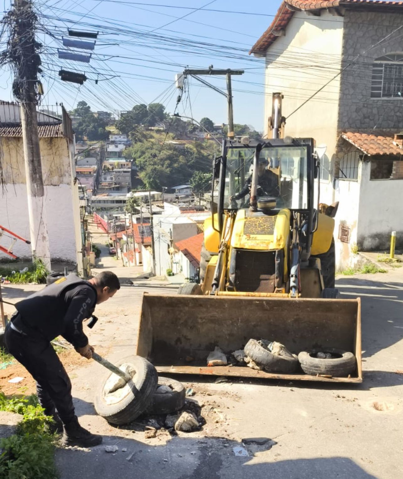 Limpa geral em São Gonçalo! 7º batalhão segue incansável na guerra contra as barricadas do tráfico!