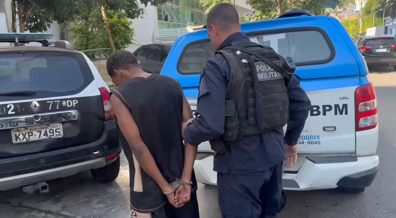 Foragido da Justiça é preso com drogas durante operação no Complexo do Viradouro, em Niterói