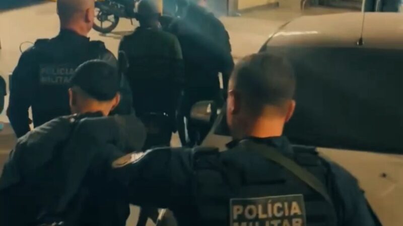 Três suspeitos são presos por tráfico de drogas e porte ilegal de arma em operação no Xerecão, em São Gonçalo