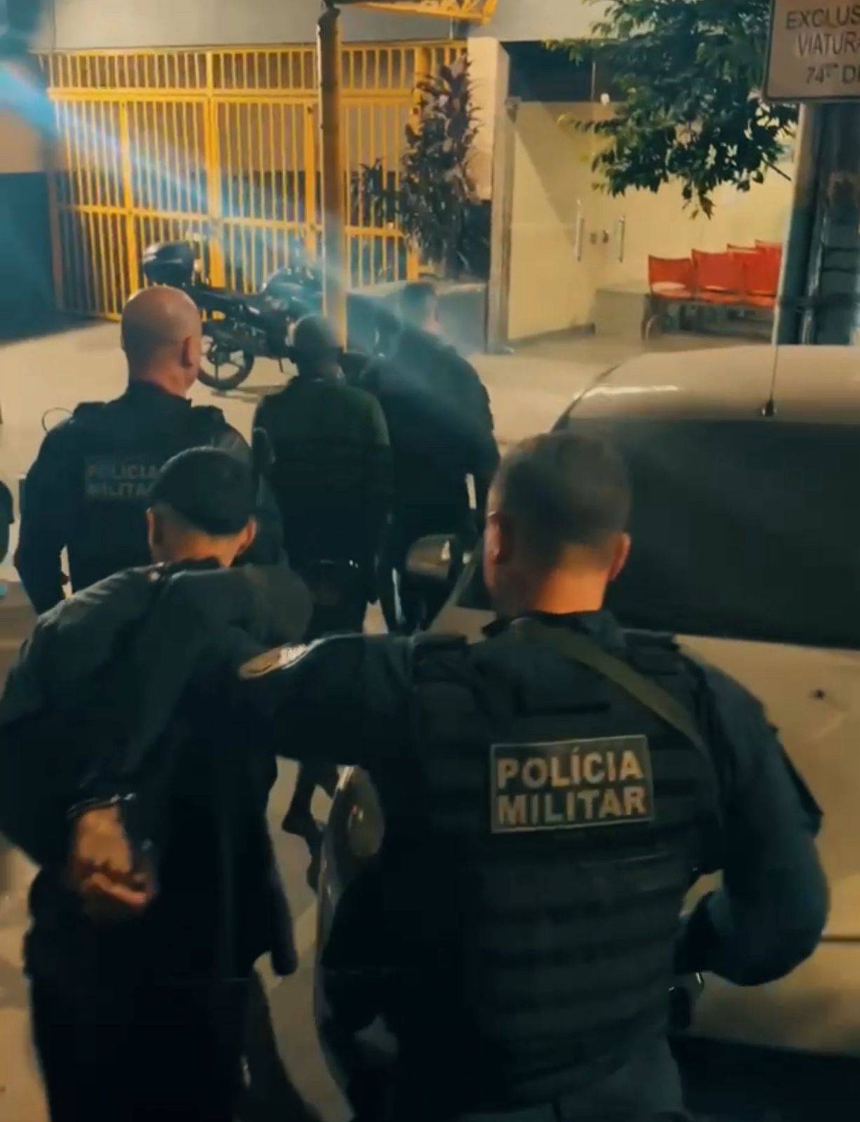 Três suspeitos são presos por tráfico de drogas e porte ilegal de arma em operação no Xerecão, em São Gonçalo