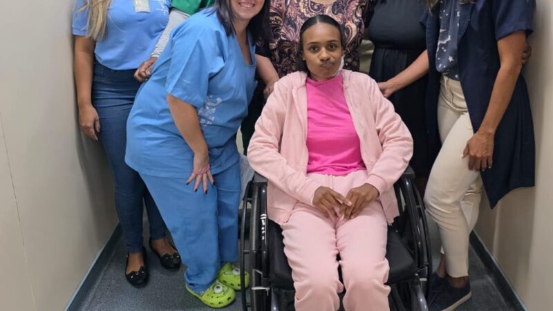 Menina que levou choque junto com irmão na Região dos Lagos recebe alta hospital