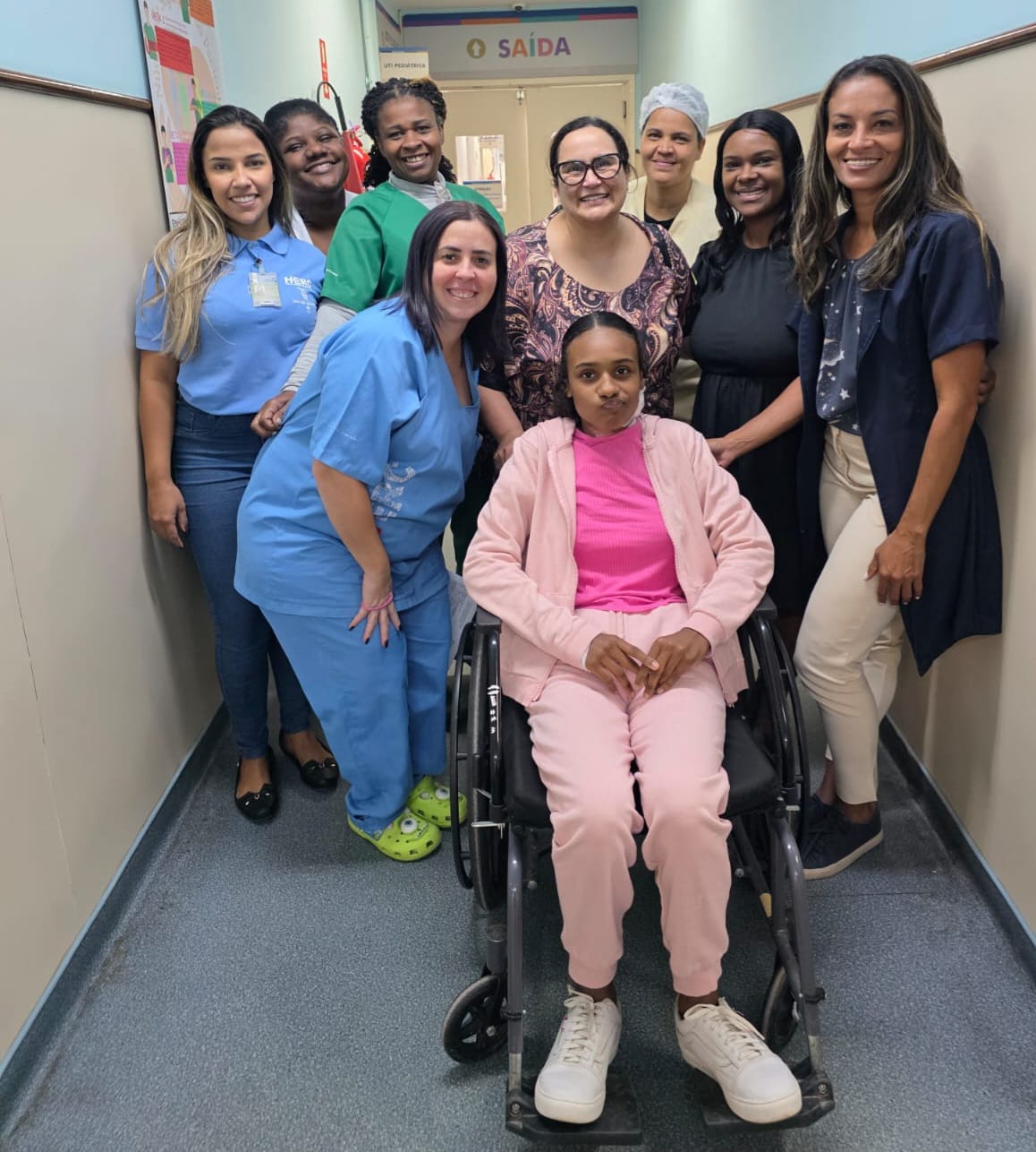 Menina que levou choque junto com irmão na Região dos Lagos recebe alta hospital