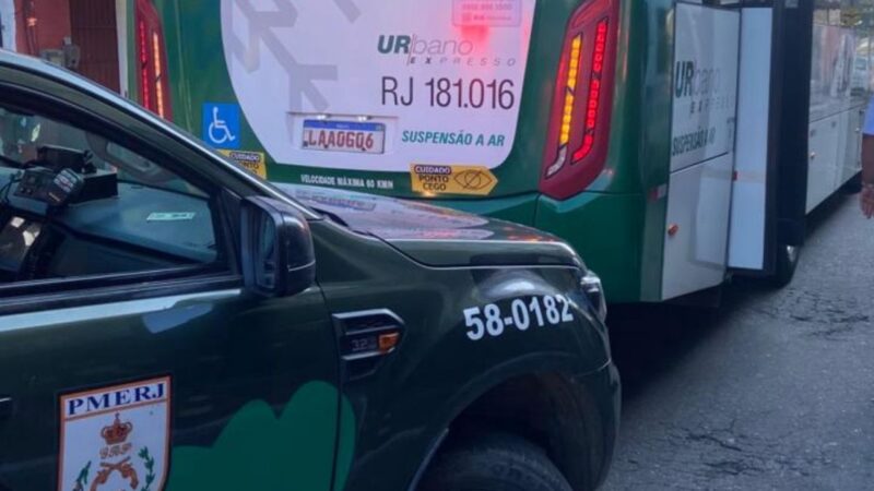 Homem é preso em flagrante se masturbando na frente de menor em ônibus em Niterói.