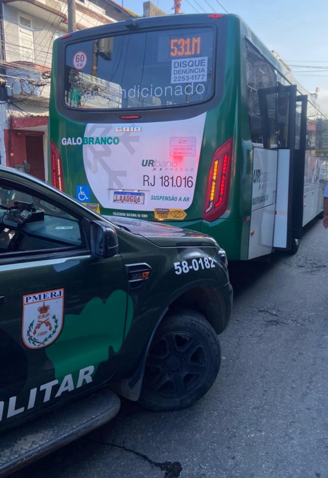 Homem é preso em flagrante se masturbando na frente de menor em ônibus em Niterói.