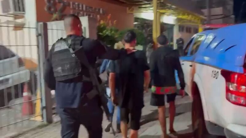 Criminosos armados se rendem após manter moradora refém durante cerco policial em Inoã, Maricá