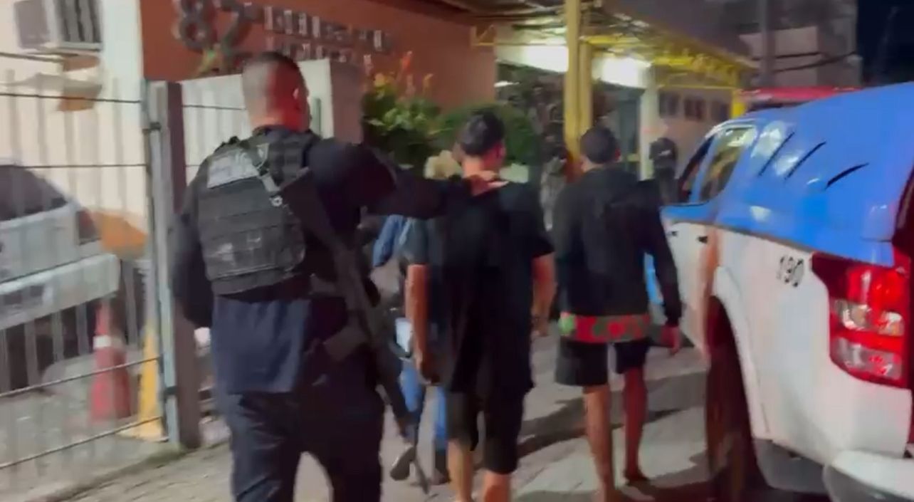 Criminosos armados se rendem após manter moradora refém durante cerco policial em Inoã, Maricá