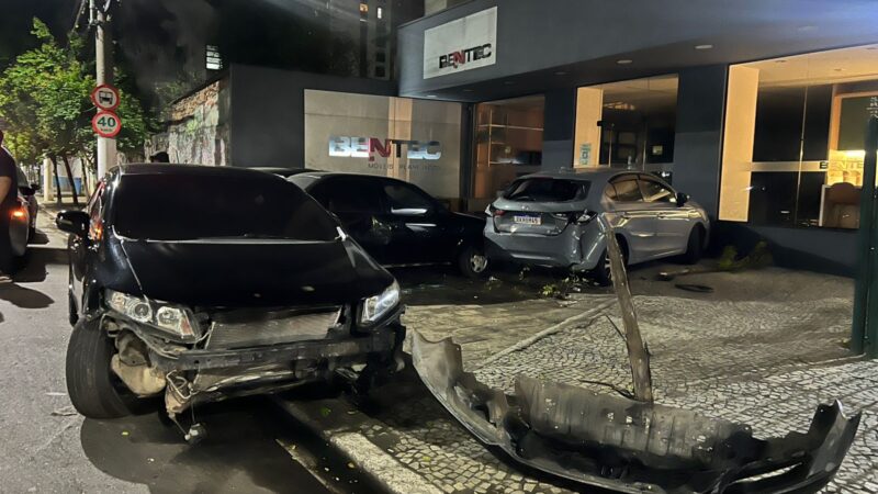 Honda Civic perde o controle e acerta motociclista e três carros estacionados em Niterói
