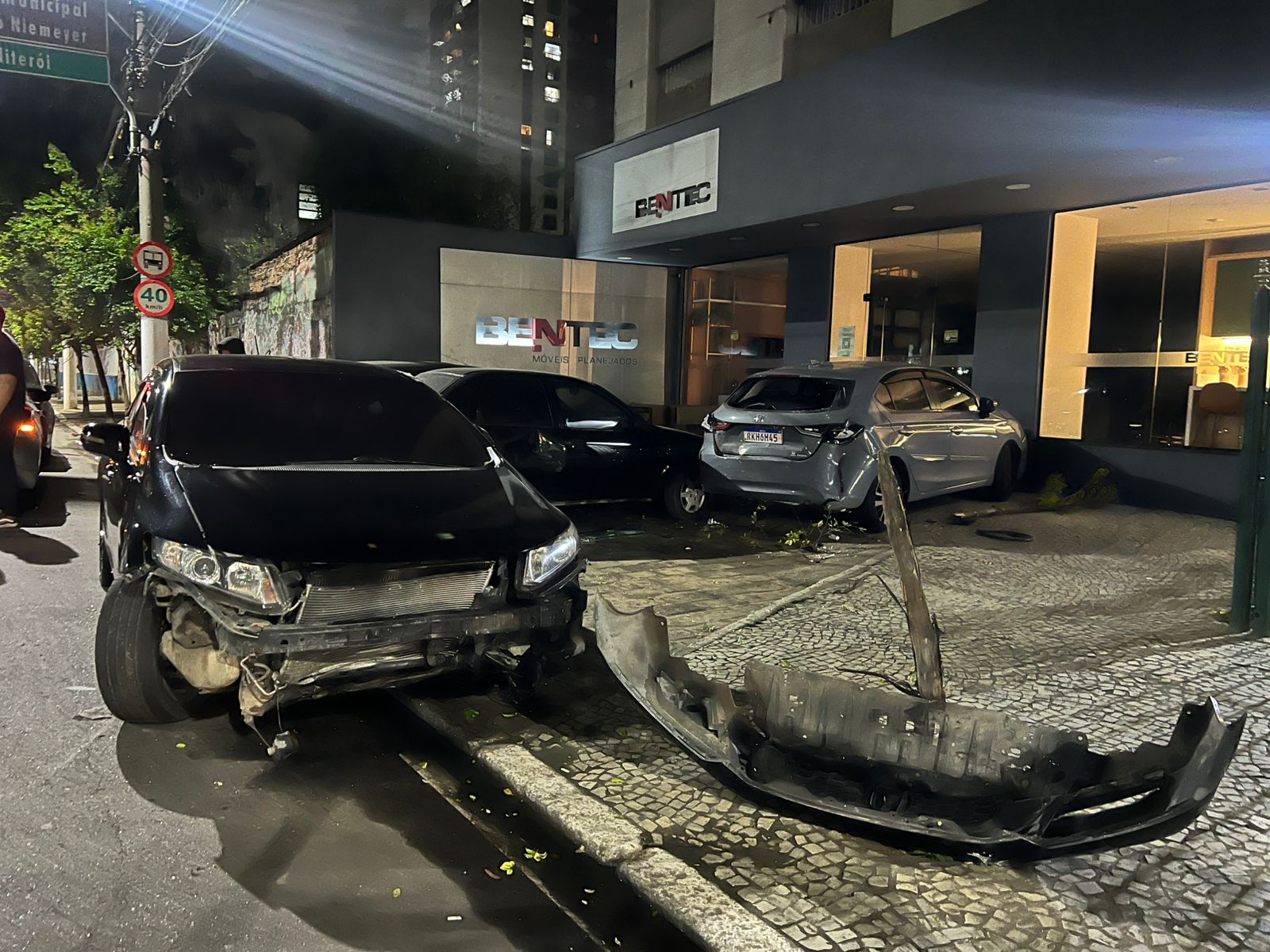 Honda Civic perde o controle e acerta motociclista e três carros estacionados em Niterói
