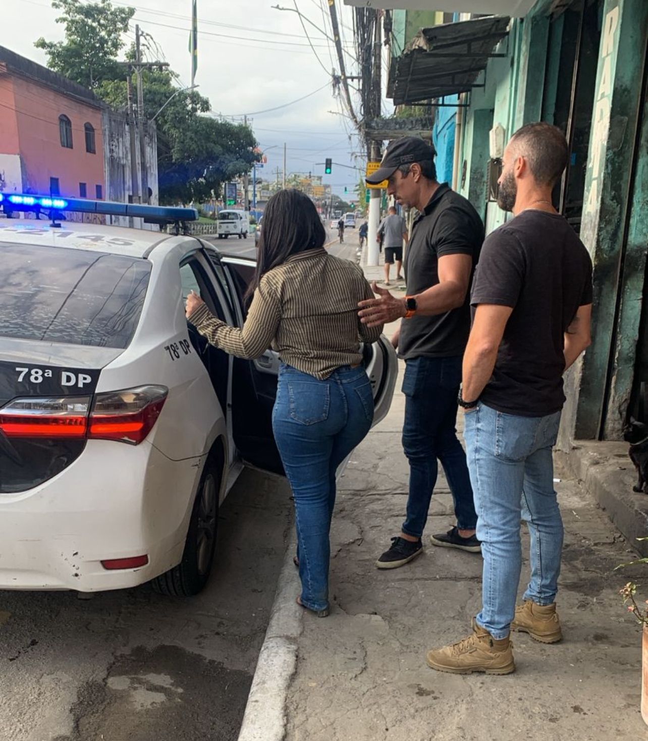 Polícia  Civil Prende  Mulher Que  Aplicava  Golpe Do “CARTÃO ARARIBOIA” Em Idoso De Niterói