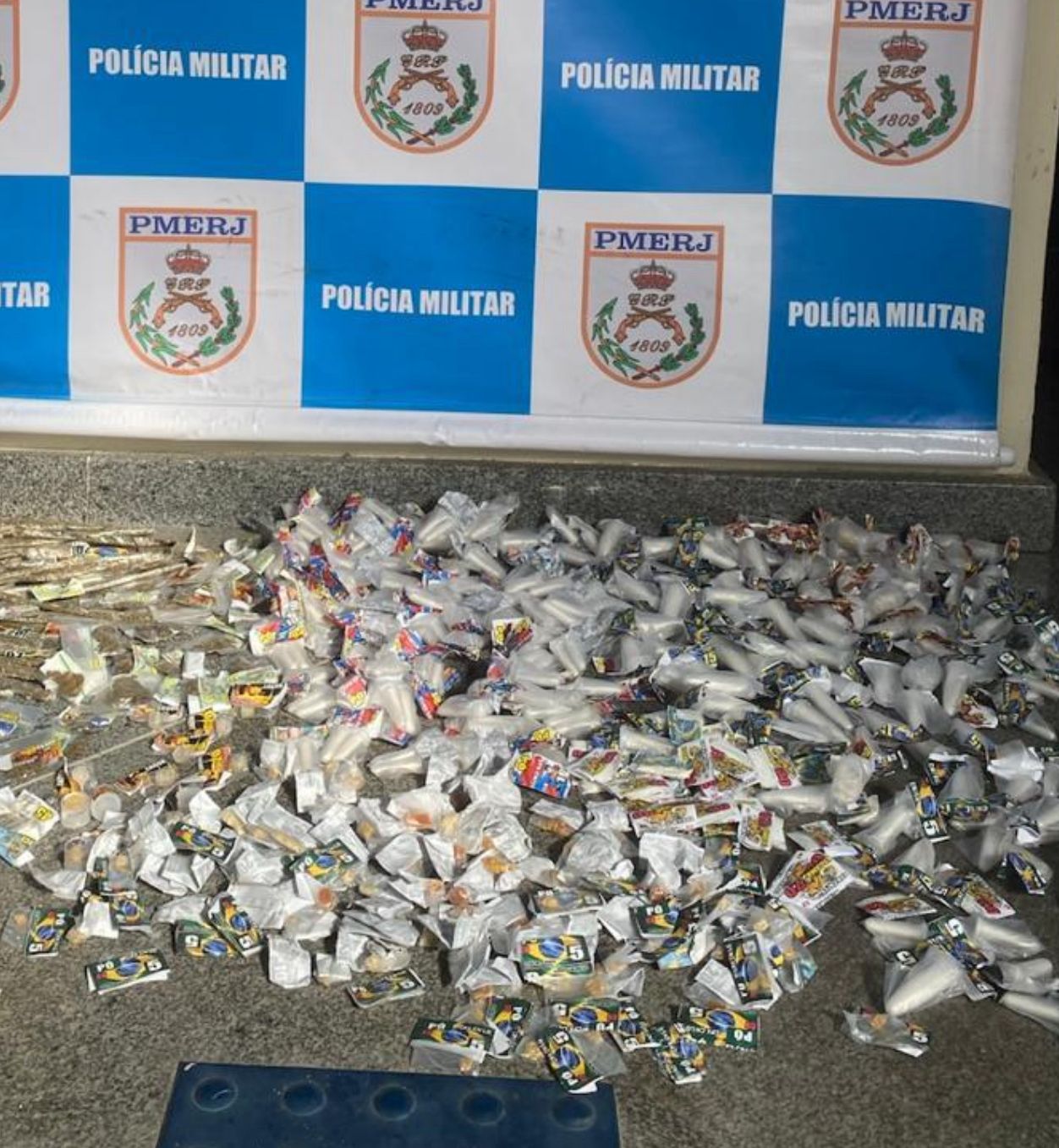 AÇÃO EFICIENTE DO 12º BPM RESULTA NA RECAPTURA DE FORAGIDO E APREENSÃO DE DROGAS EM PIRATININGA