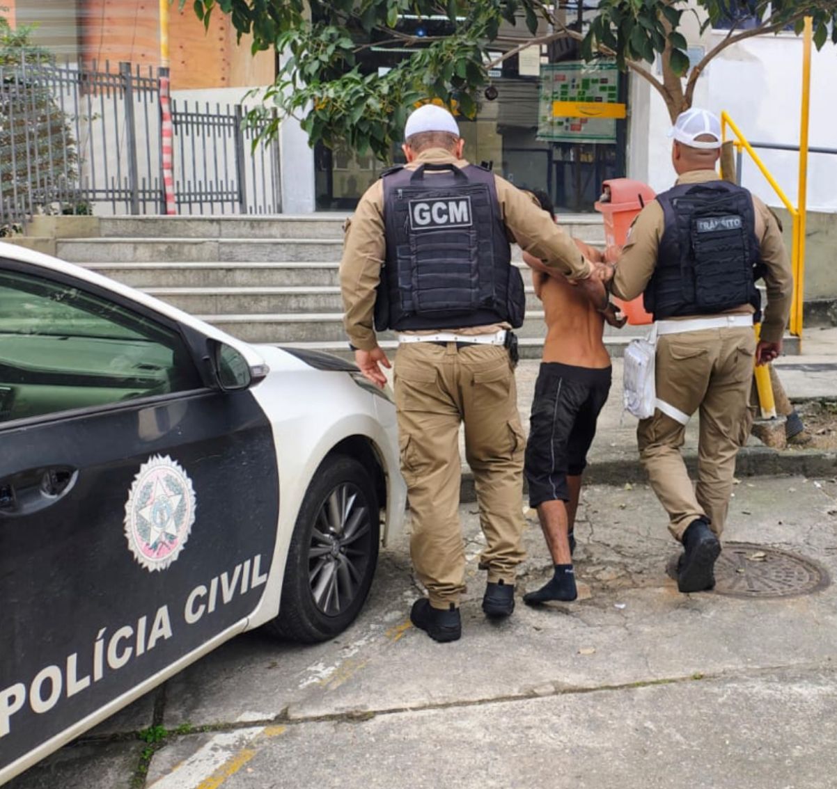 Ação Rápida da Equipe da GUARDA MUNICIPAL, (APTRAN) prende Homem furtando em plena luz do dia, em Niterói